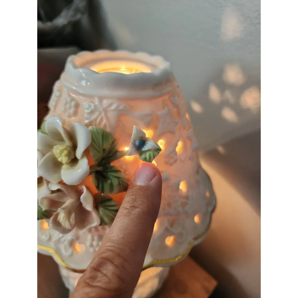 Vintage Ceramic Victorian Style Lamp w/ 3D Flowers 19